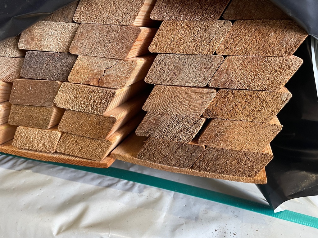 Rhombusleiste 27 x 68 mm 30°  sibirische Lärche Kernholz  Sortierung: AB