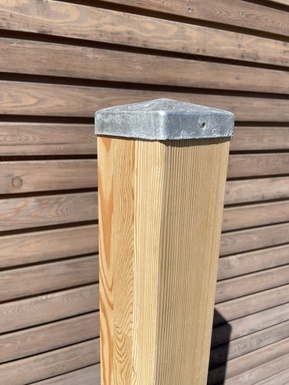 Zaunpfosten / Brettschichtholz 9 x 9 cm mit Kappe sibirische Lärche - Sortierung: AB