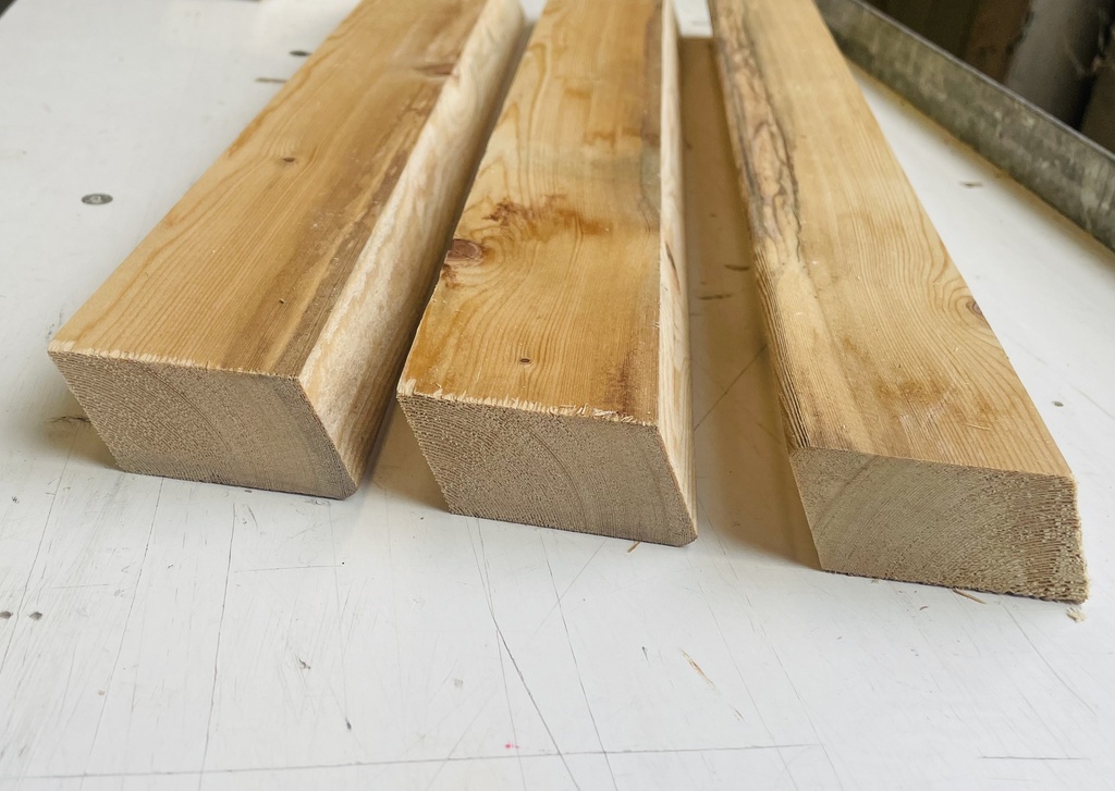 Rhombusleiste 28 x 65 mm 25° Neigung scharfkantig sibirische Lärche Sortierung: B, teilweise vergaut